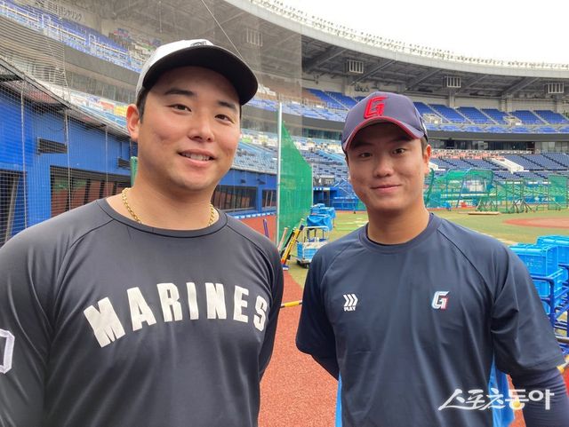 롯데 정현수(오른쪽)가 지난해 10월 일본 지바현 조조 마린 스타디움에서 훈련 도중 일본 대표팀 출신 사이드암 요코야마 리쿠토와 함께 웃고 있다. 사진제공｜롯데 자이언츠