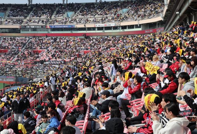 8일 수원KT위즈파크를 찾은 팬들. 수원｜뉴시스