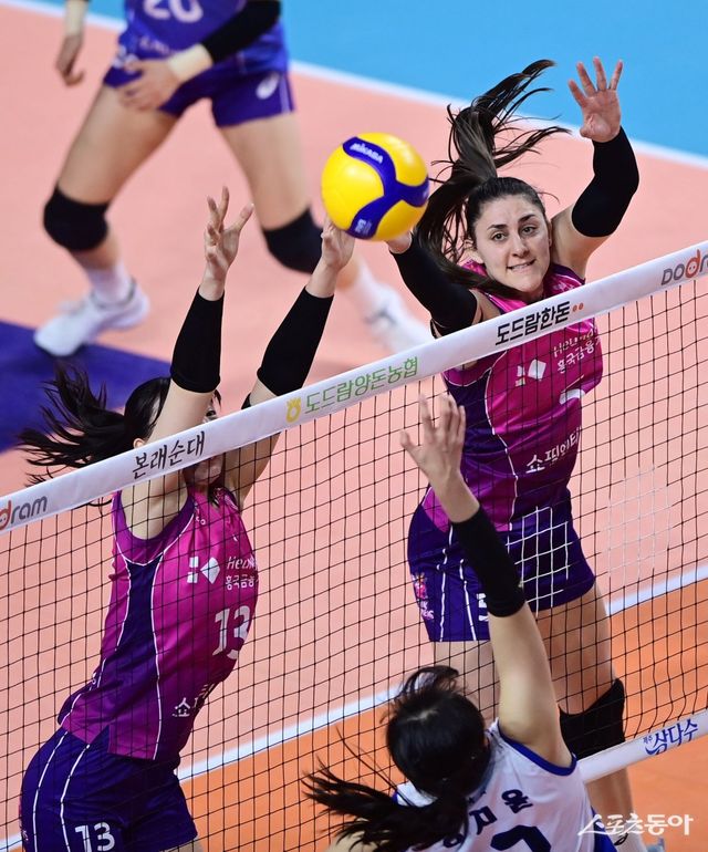 V리그 여자부 정규리그 1위를 일찌감치 확정한 흥국생명이지만, 챔피언 결정전에 대한 걱정은 적지 않다. 특히 다소 실력이 미흡한 백업 자원들이 아쉽다. 흥국생명 박혜진(13번)과 아시아쿼터 피치가 6일 인천삼산월드체육관에서 열린 현대건설과 홈경기 도중 정지윤의 공격을 가로막고 있다. 인천｜주현희 기자 teth1147@donga.com