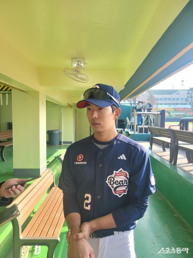 두산 김민석이 9일 청주구장에서 열린 한화와 시범경기를 마친 뒤 인터뷰하고 있다. 김민석은 이날 1번타자 좌익수로 선발출전해 5타수 2안타 2타점 1득점으로 팀의 4-2 승리를 이끌었다. 청주｜장은상 기자 award@donga.com