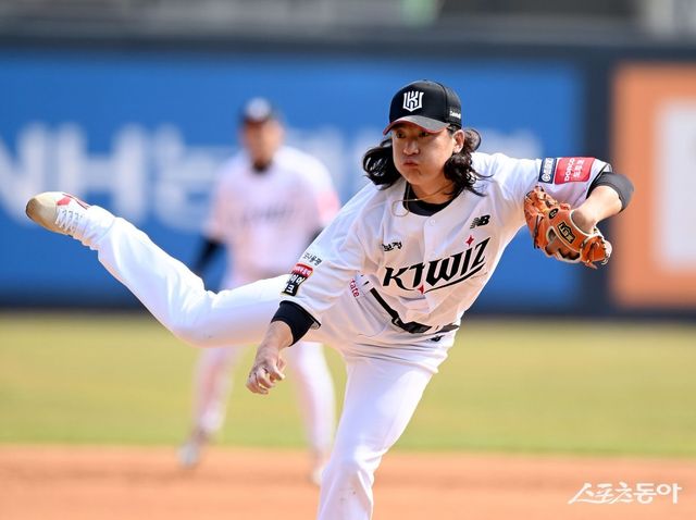 KT 최동환이 9일 수원KT위즈파크에서 열린 시범경기 LG전 4회초 구원등판해 역투하고 있다. 수원｜김종원 기자 won@donga.com