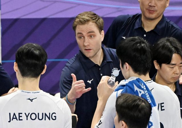 대한항공은 9일 계양체육관에서 열린 우리카드와 ‘도드람 2024~2025 V리그’ 남자부 정규리그 6라운드 홈경기에서 세트스코어 0–3으로 패했다. 부상자 속출과 전력누수를 이겨내지 못한 채 2위 도약 기회를 놓쳤다. 사진제공｜KOVO