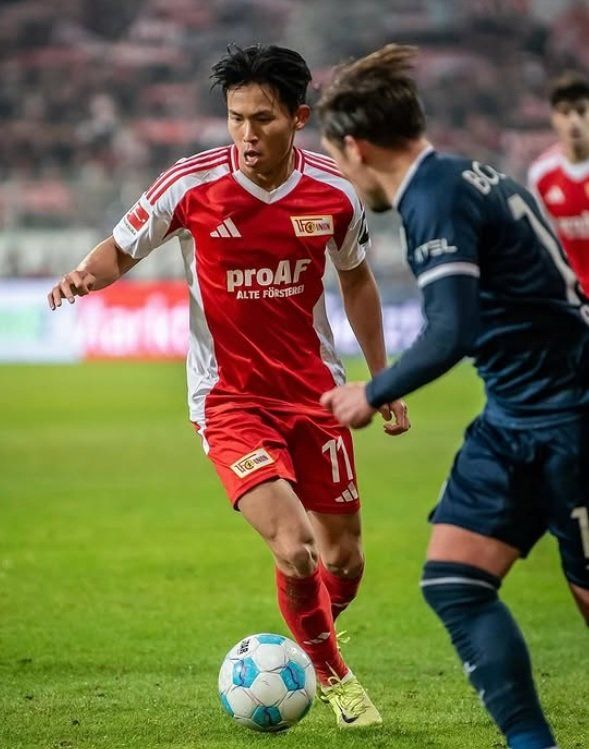 정우영(뒤)이 지난달 30일(한국시간) 독일 유로파파크스타디온에서 벌어진 프라이부르크와 2024~2025시즌 분데스리가 27라운드 원정경기 도중 전반 4분만에 왼쪽 발목을 접질려 교체됐다. 현지에선 경기를 마친 뒤 목발을 짚고 나간 그의 상태가 좋아보이지 않는다고 보도했다. 프라이부르크전이 우니온 베를린에서 정우영의 마지막 경기가 될 것이란 비관적 전망도 일고 있다. 사진출처｜정우영 공식 SNS