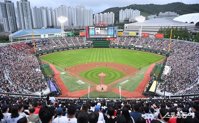 롯데가 1일 “부산시 체육시설사업소의 안전관리TF팀, 시설관리 협력 업체와 함께 사직구장의 부착물, 고정 피스 등의 안전 점검을 추가로 실시했다”고 밝혔다. 여기에 2군 구장인 김해 상동구장도 최근 정밀 점검에 다시 들어갔다. 스포츠동아DB