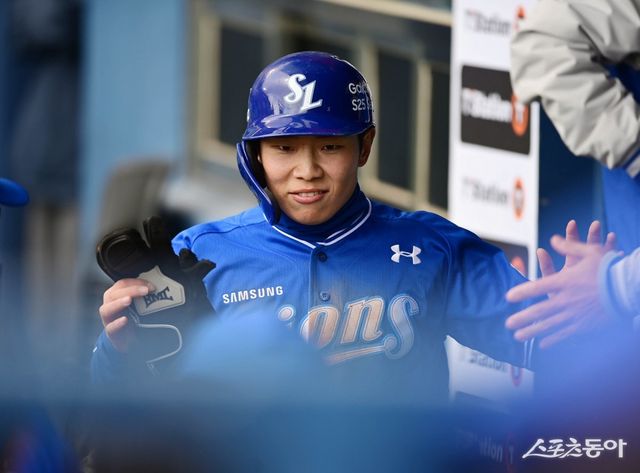 삼성 김지찬이 지난달 30일 잠실구장에서 열린 2025 KBO리그 두산 베어스와 원정 경기에서 득점에 성공한 뒤 덕아웃에 돌아와 동료들의 환호를 받고 있다. 김지찬은 3월 8경기에서 타율 0.484를 마크하며 리그 타율 전체 2위에 올랐다. 잠실 ｜ 주현희 기자 teth1147@donga.com