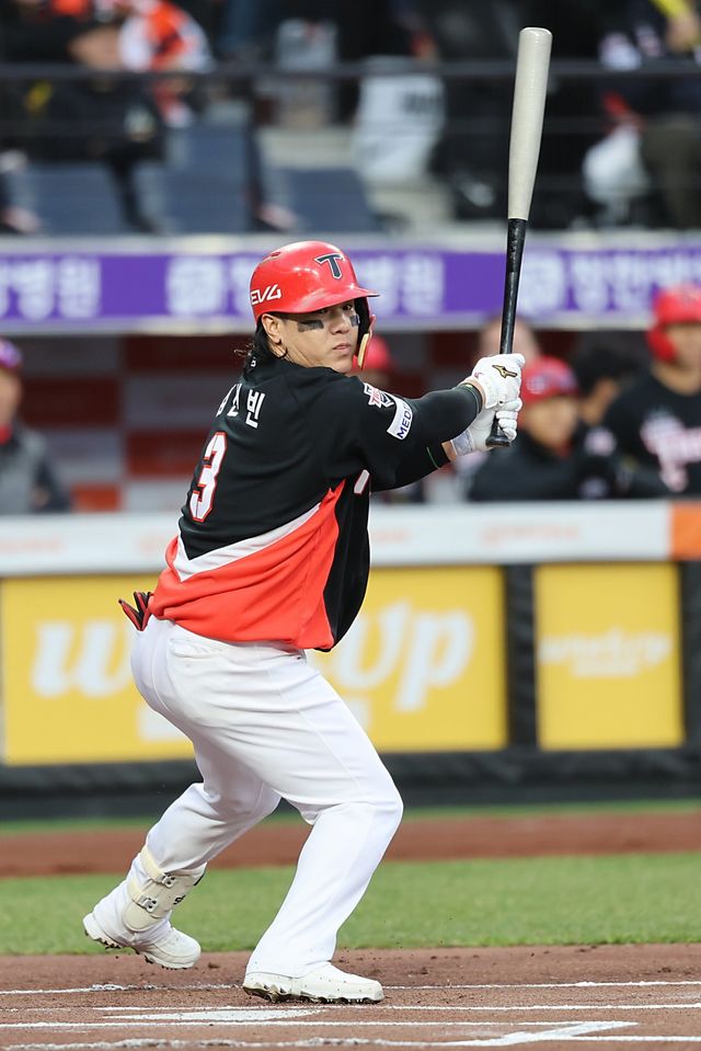 KIA 김선빈이 스윙을 돌린 후 타구 방향을 바라보고 있다. 김선빈은 3월 8경기에서 타율 0.440을 기록했다. KIA 공격과 수비의 중심 역할을 하며 베테랑의 진가를 발휘하고 있다. 사진제공 ｜ KIA 타이거즈