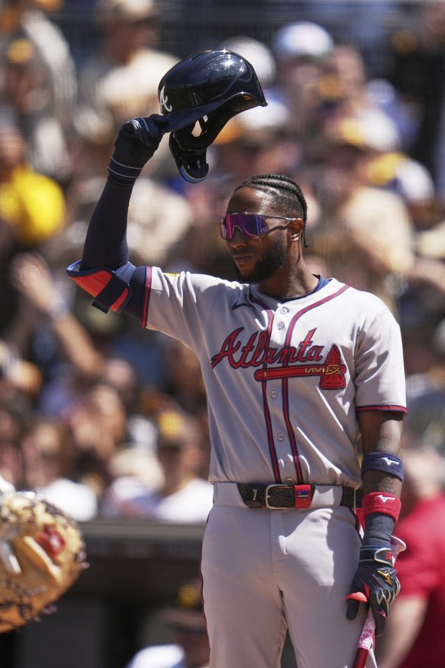 샌디에이고 시절 김하성과 한솥밥을 먹었던 애틀랜타의 주릭슨 프로파가 금지약물을 복용한 사실이 밝혀졌다. 사진은 지난달 28일(한국시간) 펫코파크에서 열린 샌디에이고와 원정경기 도중 친정팀 팬들에게 헬멧을 벗어 인사하는 프로파. 샌디에이고(미 캘리포니아주)｜AP뉴시스