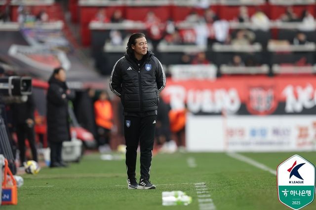 K리그 초반 레이스에선 선택과 집중이 중요하다. 초반에 최정예 전력을 가동해 승점을 최대한 쌓을지, 로테이션을 통해 시즌 중후반을 도모할지의 문제다. 울산 김판곤 감독(사진)은 선수단에 큰 변화를 주지 않고 초반 승점 관리에 힘쓰고 있다. 사진제공｜한국프로축구연맹
