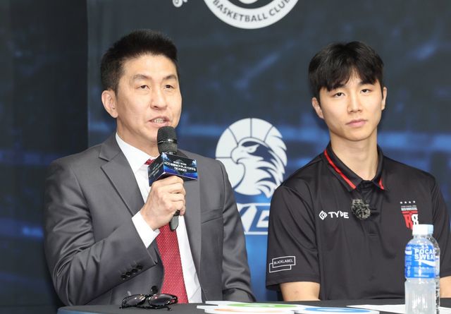 정관장은 ‘2024~2025 KCC 프로농구’ 정규리그 6위(25승29패)로 플레이오프행 막차를 탔다. 김상식 감독(왼쪽)과 박지훈은 “어렵게 올라온 만큼 반드시 좋은 결과를 내겠다”고 입을 모았다. 뉴시스