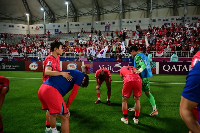 황선홍 감독이 이끌었던 U-23 대표팀이 지난해 4월 카타르 도하에서 열린 U-23 아시안컵 8강전에서 패한 뒤 허탈해하고 있다. 결국 한국은 2024파리올림픽 본선진출에 실패했다. 사진제공｜KFA