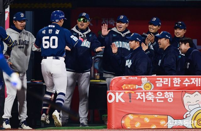 10일 수원KT위즈파크에서 열린 ‘2025 신한 SOL Bank KBO리그’ NC 다이노스와 KT 위즈의 경기에서 5회초 2사 NC 박한결이 좌월 솔로 홈런을 친 후 이호준 감독을 비롯한 코치들에 축하를 받고 있다. 수원 ｜ 주현희 기자 teth1147@donga.com