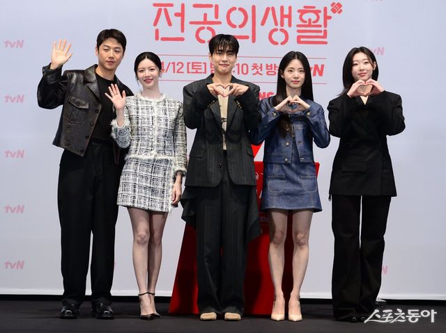 배우 정준원, 고윤정, 강유석, 신시아, 한예지가 10일 서울 구로구 라마다서울 신도림에서 열린 tvN 새 토일드라마 ‘언젠가는 슬기로울 전공의생활’ 제작발표회에서 포토타임을 갖고 있다. 김종원 기자 won@donga.com