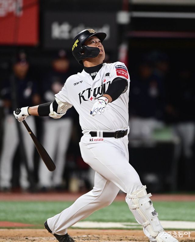 KT 간판타자 강백호가 반등의 신호탄을 쏘아 올렸다. 강백호는 9일 수원 NC전에서 홈런을 터트린 뒤 “이전에는 공을 많이 보려다 보니 소극적이기도 했지만, 과감하게 휘두르자 좋은 결과가 나왔다”고 밝혔다. 스포츠동아DB