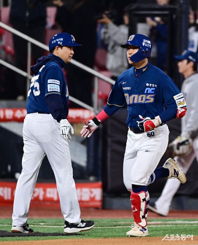 10일 수원KT위즈파크에서 열린 ‘2025 신한 SOL Bank KBO리그’ NC 다이노스와 KT 위즈의 경기에서 5회초 2사 NC 박한결이 좌월 솔로 홈런을 친 후 3루코치와 기쁨을 나누고 있다. 수원 ｜ 주현희 기자 teth1147@donga.com