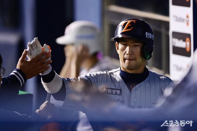 9일 서울 잠실야구장에서 열린 ‘2025 신한 SOL Bank KBO리그’ 한화 이글스와 두산 베어스의 경기에서 6회초 1사 2, 3루 한화 최재훈이 희생타로 역전에 성공한 후 더그아웃에서 동료들에 축하를 받고 있다. 잠실 ｜ 주현희 기자 teth1147@donga.com