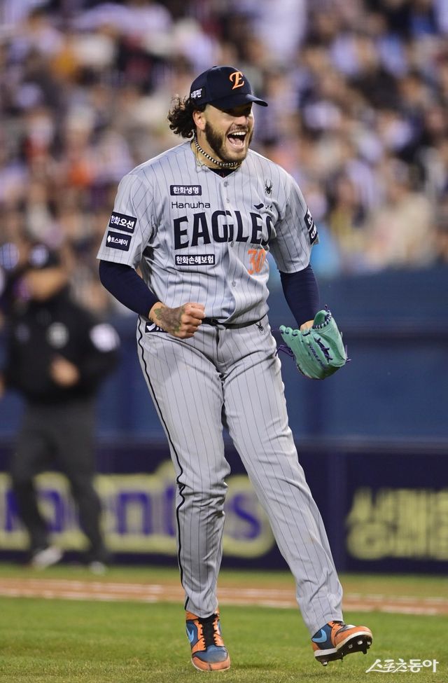 9일 서울 잠실야구장에서 열린 ‘2025 신한 SOL Bank KBO리그’ 한화 이글스와 두산 베어스의 경기에서 6회말 수비를 마친 한화 폰세가 세리머니를 하고 있다. 잠실 ｜ 주현희 기자 teth1147@donga.com