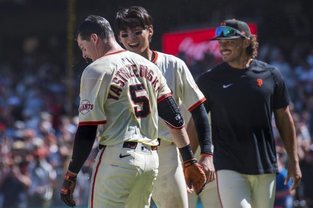 샌프란시스코 이정후(가운데)가 10일(한국시간) 오라클파크에서 열린 신시내티와 홈경기 연장 10회말 마이크 야스트렘스키의 끝내기 홈런이 나온 뒤 세리머니를 함께하고 있다. 샌프란시스코(미 캘리포니아주)｜AP뉴시스