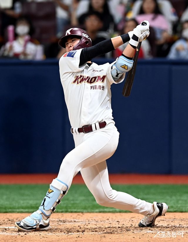 키움 장재영이 상무에 최종 합격했다. 병역 의무를 이행하면서 야구를 놓지 않아도 되는 것은 성장에도 큰 도움이 된다. 그는 5월 12일 논산 육군훈련소에 입소한다. 스포츠동아 DB