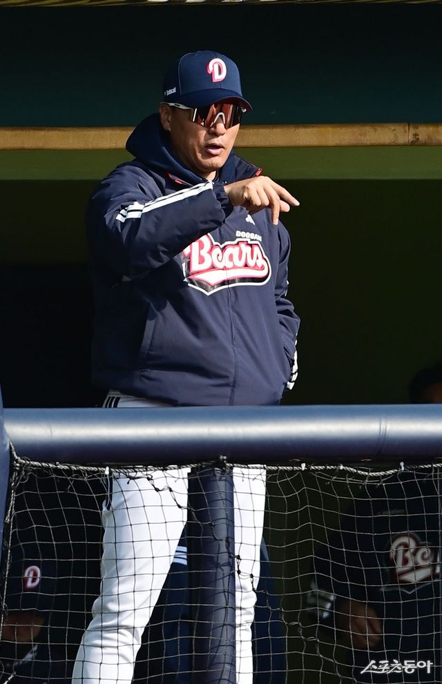 두산 이승엽 감독은 최근 기복 있는 투구로 힘든 시간을 보내고 있는 우완 김유성에게 “자신 있게 자기 공을 던지는 게 먼저”라는 조언을 남겼다. 이 감독은 “너무 많은 생각을 하면 오히려 더 힘들 수 있다”는 얘기를 전하기도 했다. 스포츠동아DB