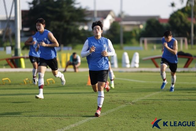 광주 박태준(가운데)은 6월 2일 김천 상무 입대를 앞두고 있다. 남은 11경기에 모두 나서 팀을 K리그1, ACLE, 코리아컵에서 최대한 높은 위치로 이끌겠다는 각오다. 사진제공｜한국프로축구연맹