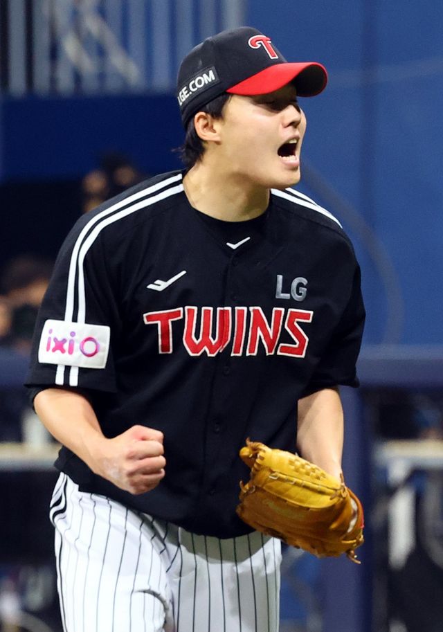 LG 임찬규가 10일 고척 키움전에서 7이닝 1실점의 호투로 팀의 7-1 승리를 이끌고 3승째를 따냈다. 4회말에는 KBO 역대 10번째로 ‘한 이닝 최소투구 3탈삼진(9구)’ 기록까지 작성해 기쁨을 더했다. 서울｜뉴시스