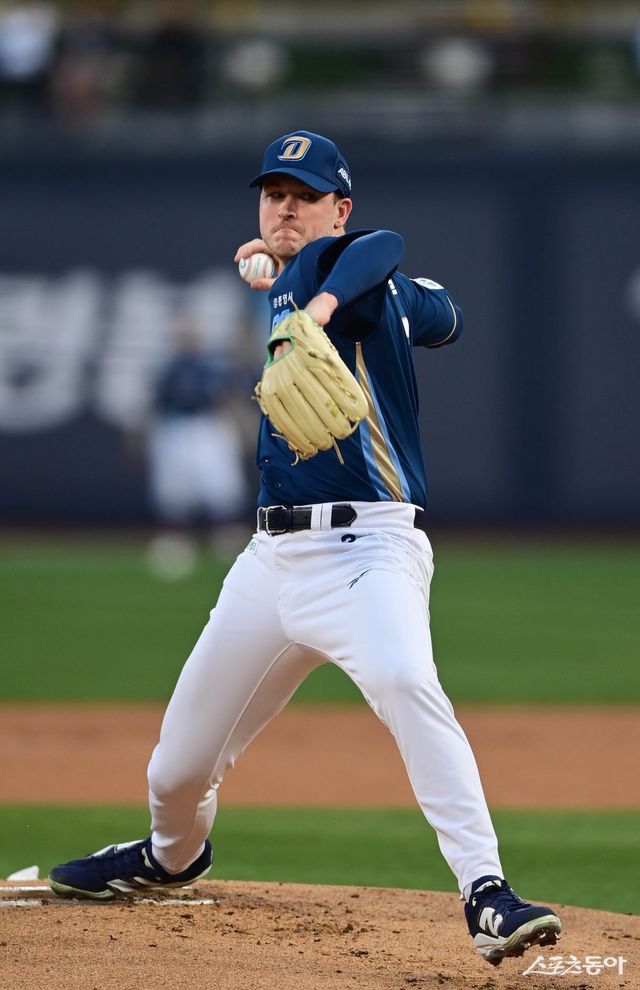 NC 라일리 톰슨이 10일 수원KT위즈파크에서 열린 KT와 원정경기에 선발등판해 역투하고 있다. 라일리는 역대 외국인투수 한 경기 최다 14탈삼진을 기록했다. 수원｜주현희 기자 teth1147@donga.com