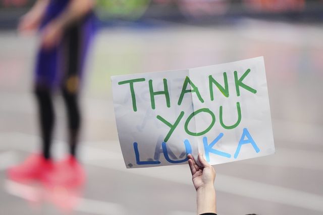 LA 레이커스 루카 돈치치(가운데)가 10일(한국시간) 아메리칸 에어라인스 센터에서&nbsp;열린 댈러스전에 출전했다. 이적 후 첫 번째 댈러스 원정에서 나선 돈치치에게 감사를 표하는 등 댈러스 팬들은 야유가 아닌 뜨거운 박스와 환호를 보냈다. 댈러스(미 텍사스주)｜AP뉴시스