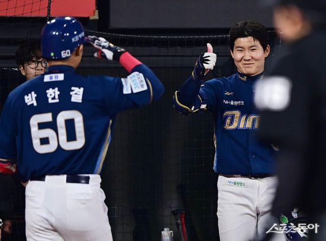 10일 수원KT위즈파크에서 열린 ‘2025 신한 SOL Bank KBO리그’ NC 다이노스와 KT 위즈의 경기에서 5회초 2사 NC 박한결이 좌월 솔로 홈런을 친 후 박민우의 축하를 받고 있다. 수원 ｜ 주현희 기자 teth1147@donga.com