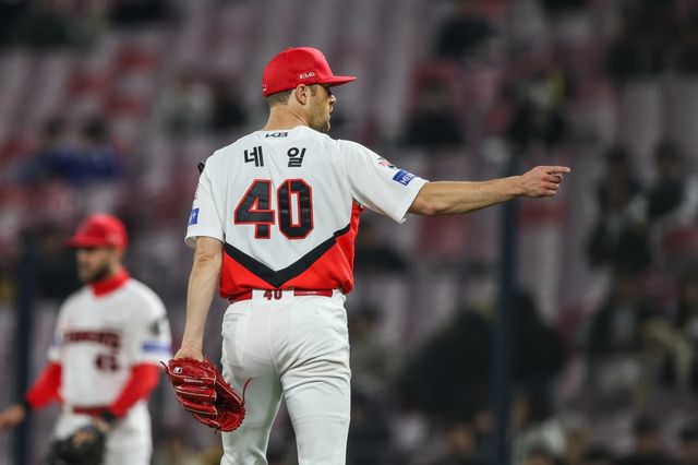 KIA 제임스 네일이 2년 연속 평균자책점(ERA) 1위 기록에 도전한다. 프로야구가 출범한 1982년 이래 ERA 1위 기록을 2년 연속 달성한 투수는 선동열 전 감독이 유일하다. 선 감독은 1985년부터 1991년까지 7년 연속 리그 ERA 1위 기록을 차지한 바 있다. 사진제공 ｜ KIA 타이거즈