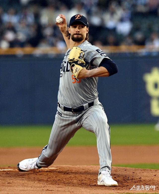 10일 서울 잠실야구장에서 ‘2025 신한 SOL 뱅크 KBO리그’ 두산 베어스와 한화 이글스의 경기가 열렸다. 한화 선발투수 와이스가 힘차게 볼을 던지고 있다. 잠실 ｜ 김민성 기자 marineboy@donga.com