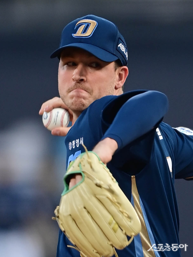 10일 수원KT위즈파크에서 열린 ‘2025 신한 SOL Bank KBO리그’ NC 다이노스와 KT 위즈의 경기에서 NC 선발 투수 라일리가 마운드에 올라 역투하고 있다. 수원 ｜ 주현희 기자 teth1147@donga.com