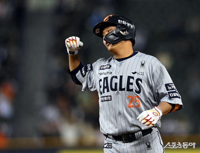 10일 서울 잠실야구장에서 ‘2025 신한 SOL 뱅크 KBO리그’ 두산 베어스와 한화 이글스의 경기가 열렸다. 6회초 2사 2, 3루에서 한화 김태연이 2타점 적시타를 날린 후 환호하고 있다. 잠실 ｜ 김민성 기자 marineboy@donga.com