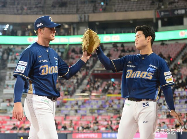 10일 수원KT위즈파크에서 열린 ‘2025 신한 SOL Bank KBO리그’ NC 다이노스와 KT 위즈의 경기에서 7회말 수비를 마친 NC 라일리가 더그아웃 앞에서 동료와 기쁨을 나누고 있다. 수원 ｜ 주현희 기자 teth1147@donga.com