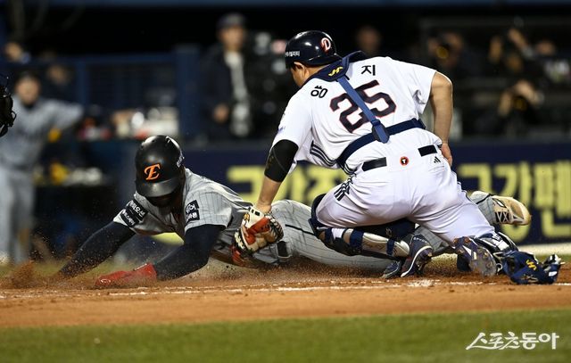 10일 서울 잠실야구장에서 ‘2025 신한 SOL 뱅크 KBO리그’ 두산 베어스와 한화 이글스의 경기가 열렸다. 6회초 1사 1, 3루에서 이중도루 때 한화 3루 주자 플로리얼이 홈 득점을 올리고 있다. 잠실 ｜ 김민성 기자 marineboy@donga.com