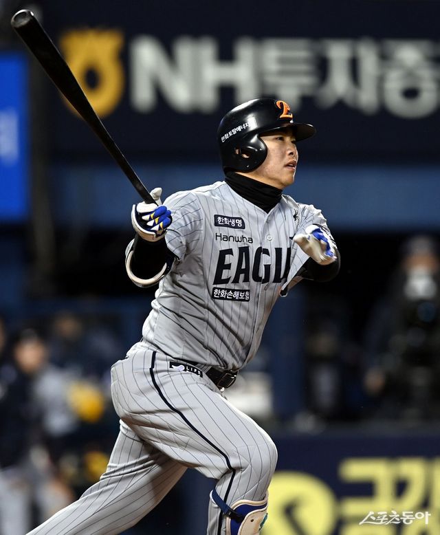 10일 서울 잠실야구장에서 ‘2025 신한 SOL 뱅크 KBO리그’ 두산 베어스와 한화 이글스의 경기가 열렸다. 6회초 1사 1루에서 한화 문현빈이 안타를 날리고 있다. 잠실 ｜ 김민성 기자 marineboy@donga.com