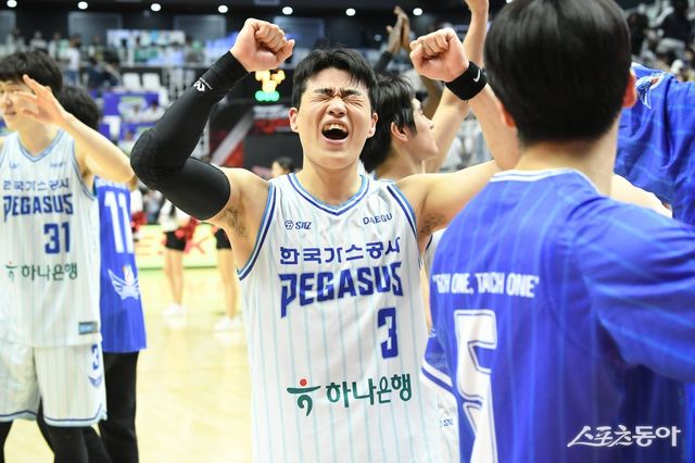 가스공사&nbsp;정성우(가운데)가&nbsp;12일 수원 KT소닉붐아레나에서 열린&nbsp;KT와 6강 PO 1차전에서 승리한 뒤 환호하고 있다. 그는 20점을 넣어 외국인선수 앤드류 니콜슨의 공백을 지우며 가스공사에게 승리를 안겼다. 사진제공｜KBL