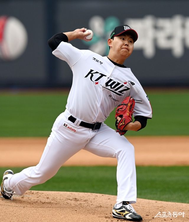 KT 소형준이 13일 수원KT위즈파크에서 열린 삼성과 홈경기에 선발등판해 역투하고 있다. KT는 소형준의 5이닝 1실점 역투에 힘입어 6-5로 이겼다. 수원｜김민성 기자 marineboy@donga.com