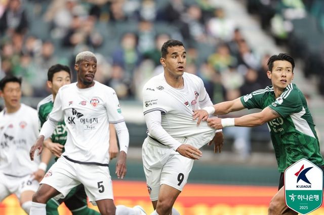 제주 공격수 유리 조나탄(가운데)이 13일 전주월드컵경기장에서 열린 전북과 원정경기 도중 수비수 김태환(오른쪽)의 견제를 뿌리치고 있다. 사진제공｜한국프로축구연맹