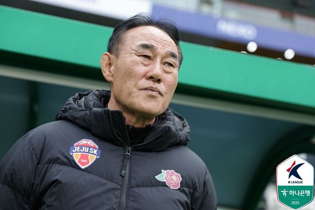 제주 김학범 감독이 13일 전주월드컵경기장에서 펼쳐진 전북과 원정경기 직전 그라운드를 바라보고 있다. 사진제공｜한국프로축구연맹
