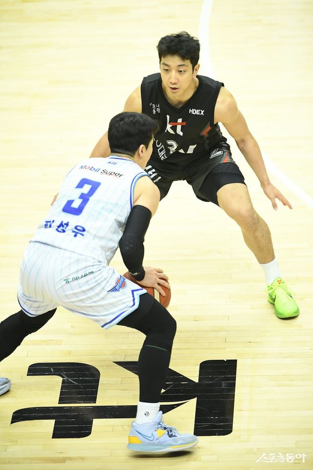 가스공사 정성우(왼쪽)가 12일 수원 KT소닉붐아레나에서 열린 KT와 6강 PO 1차전 도중 허훈을 상대로 공격을 시도하고 있다. 사진제공｜KBL