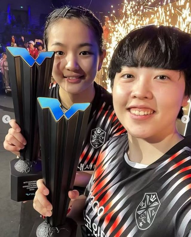 김나영(왼쪽)-유한나가 13일 중국 타이위안 빈허스포츠센터에서 열린 WTT 컨텐더 타이위안 2025 여자복식 결승전에서 승리해 금메달을 차지한 뒤 기념촬영하고 있다.&nbsp;사진출처｜WTT 공식 SNS