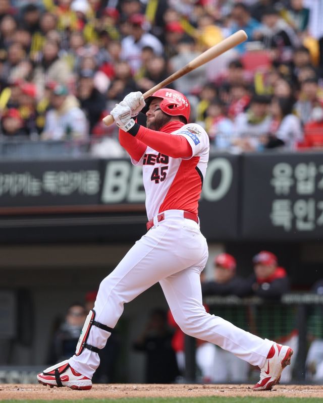 KIA 패트릭 위즈덤이 13일 광주-기아챔피언스필드에서 열린 SSG전 2회말 무사 1루 상황에서 좌월 2점홈런을 터트리고 있다. 위즈덤은 이날 경기를 앞두고 배트를 교체했다. 배트 아랫 부분인 ‘노브’가 이전 배트에 비해 유독 두꺼운 것을 확인할 수 있다. 사진제공｜KIA 타이거즈