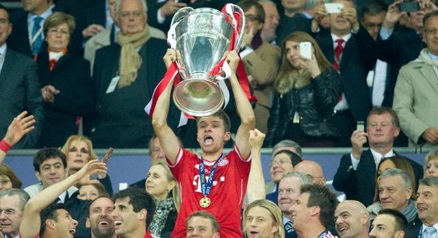 바이에른 뮌헨은 최근 ‘원클럽맨’ 토마스 뮐러(가운데)와 재계약이 불발되는 과정에서 행정적 난맥상을 보였다. 구단 내부의 일치되지 않은 의견과 보이지 않는 갈등 등이 큰 비판을 받고 있다. 사진은 2012~2013시즌 UCL 결승에서 우승한 뒤 트로피를 들어올린 뮐러의 모습. 사진출처｜분데스리가 공식 홈페이지