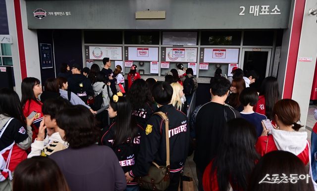 KIA가 시즌 4번째 홈 경기 매진을 기록했다. 13일 광주-기아챔피언스필드에서 열린 SSG전 경기 시작 30분을 앞두고 2만500석이 모두 팔렸다. 스포츠동아DB