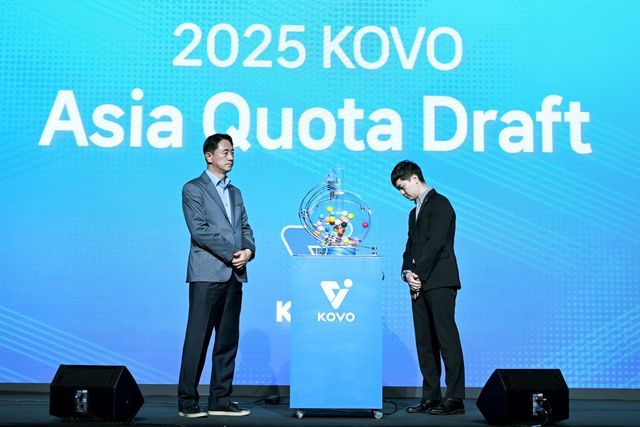 2025년도 V리그 아시아쿼터 드래프트가 11일 서울 메이필드 호텔에서 진행된 가운데 신무철 KOVO 사무총장(왼쪽)이 여자부 순번추첨을 지켜보고 있다. 사진제공｜KOVO