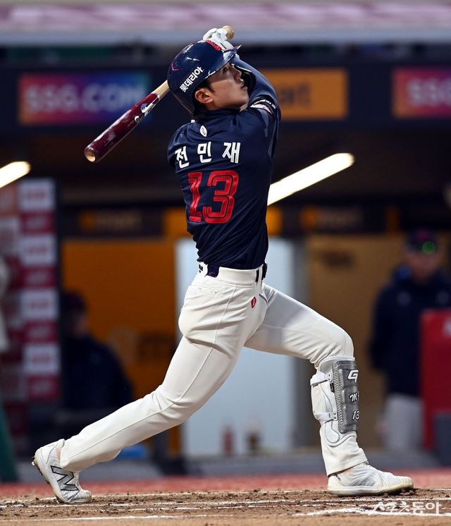 롯데 전민재는 14일 현재 KBO리그 타격 부문 선두에 올라있다. 두산 시절부터 인정받았던 성실함과 야구를 향한 열정이 꽃을 피우는 모양새다. 스포츠동아 DB