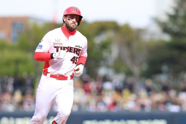 KIA 패트릭 위즈덤(34)이 13일 광주-기아챔피언스필드에서 열린 ‘2025 신한 SOL뱅크 KBO리그’ SSG 랜더스전 2회말 무사 1루 상황에서 좌월 2점 홈런을 터트린 뒤 그라운드를 돌고 있다. 위즈덤은 이날 멀티포를 작렬하며 시즌 6호와 7호 홈런을 생산, 리그 홈런 단독 선두로 올라 섰다. 사진제공｜KIA 타이거즈