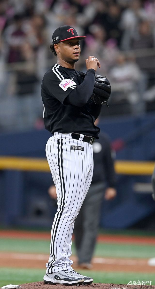 LG 외국인투수 에르난데스가 최근 부진에서 벗어나기 위해 스플리터를 연마한다. 스포츠동아 DB