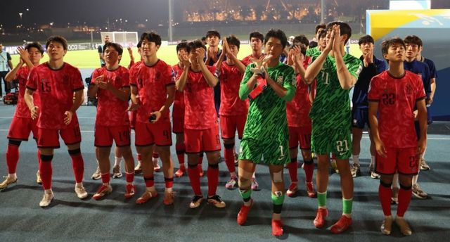 백기태 감독이 이끄는 U-17 축구국가대표팀 선수들이 11일(한국시간) 제다의 킹 압둘라 스포츠시티에서 열린 예멘과 2025 사우디아라비아 U-17 아시안컵 조별리그 C조 최종 3차전에서 1-0으로 이긴 뒤, 2025카타르 U-17 월드컵 본선 진출 성공을 자축하고 있다. 아직 빈공에 허덕이고 있는 ‘백기태호’는 최대한 많은 경기를 치러 사우디대회 우승과 함께 시행착오를 극복하겠다는 의지다. 사진출처｜아시아축구연맹 공식 홈페이지