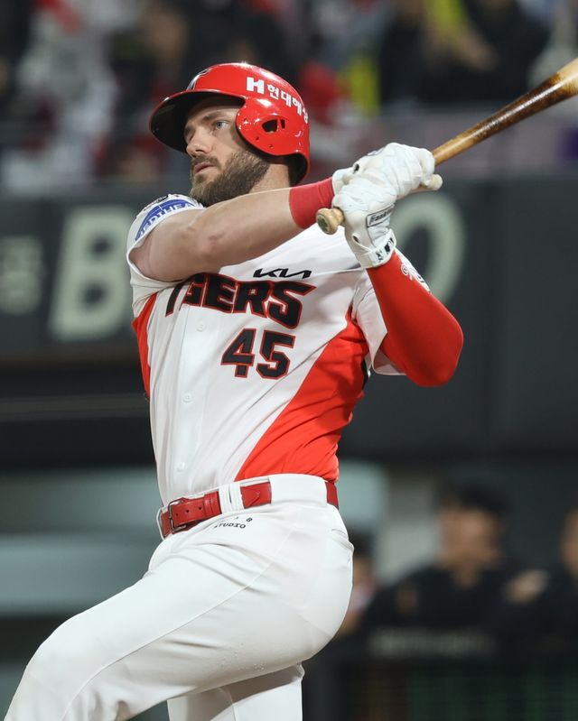 KIA 패트릭 위즈덤이 13일 광주-기아챔피언스필드에서 열린 2025 KBO리그 SSG 랜더스전 2회말 무사 1루 상황에서 좌월 2점홈런(시즌 6호)을 터트렸다. 1루주자였던 최형우는 득점을 올리며 개인 통산 1300득점을 달성했다. 사진제공｜KIA 타이거즈